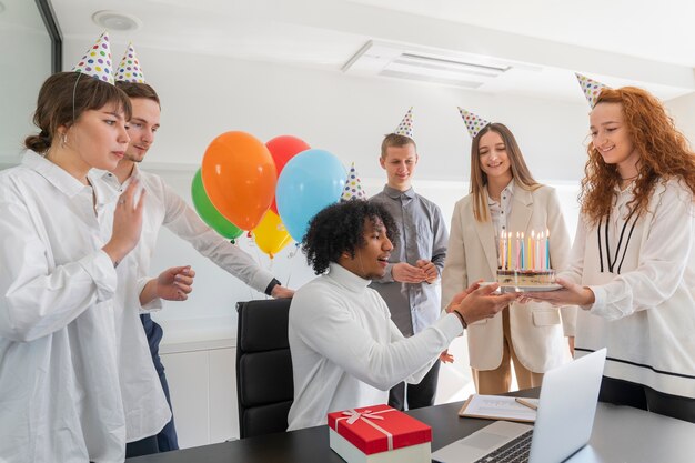 Gente feliz de tiro medio celebrando en el trabajo