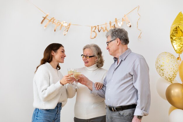 Gente feliz de tiro medio celebrando