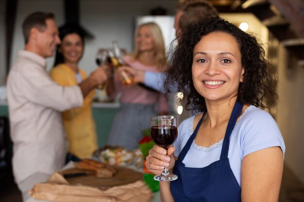 Gente feliz de tiro medio con comida