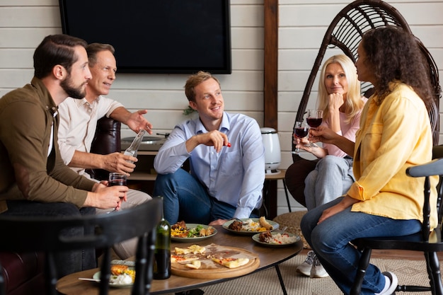 Gente feliz de tiro medio con comida