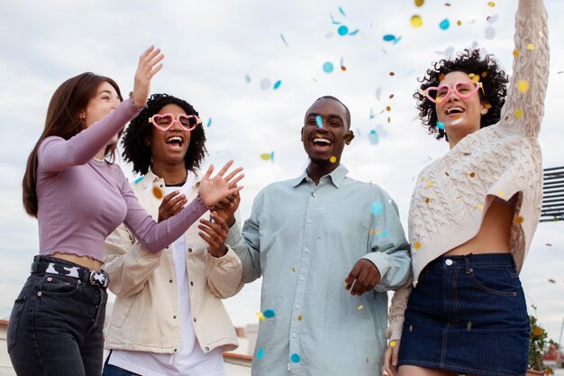 Gente feliz de tiro medio de fiesta con confeti