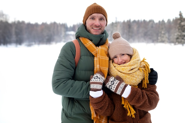 Gente feliz de tiro medio en invierno