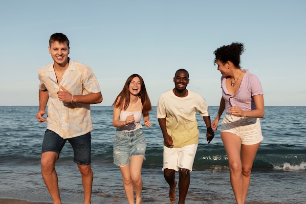 Gente feliz en tiro medio de mar