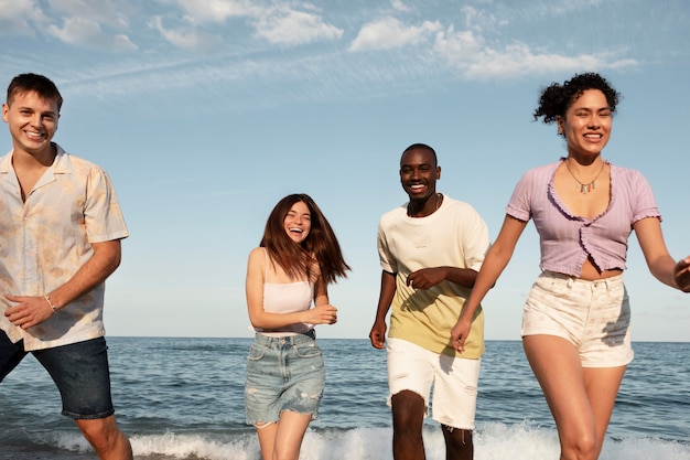 Gente feliz de tiro medio en el mar