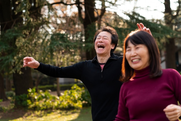 Gente feliz de tiro medio en la naturaleza