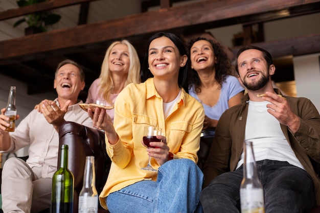 Gente feliz de tiro medio con pizza