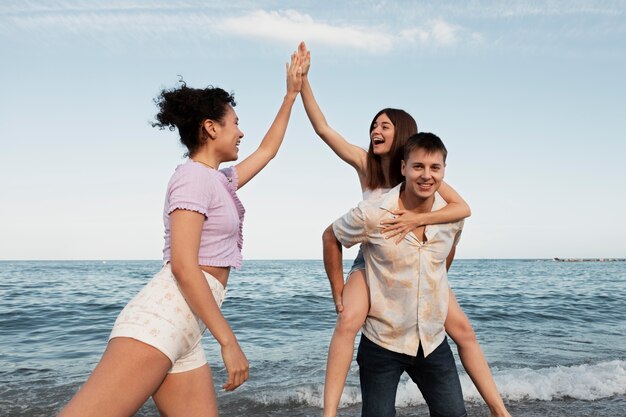 Gente feliz de tiro medio en la playa