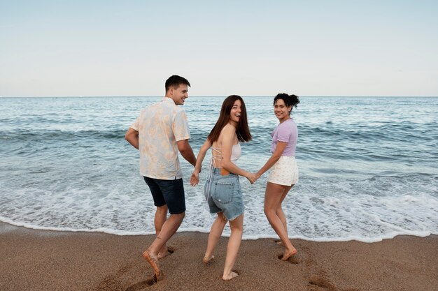 Gente feliz de tiro medio en la playa