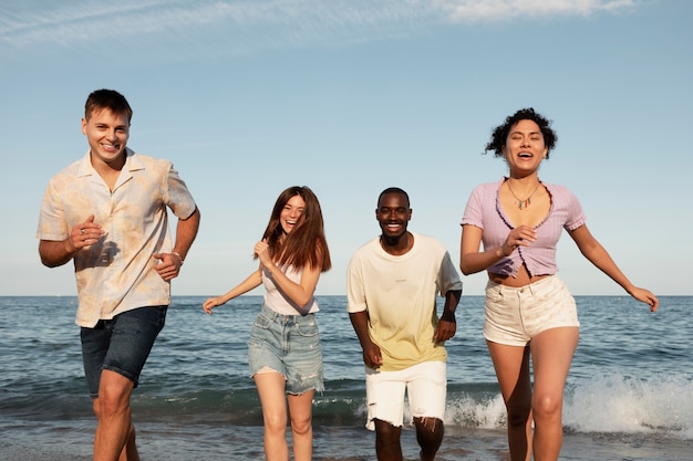 Gente feliz de tiro medio en la playa