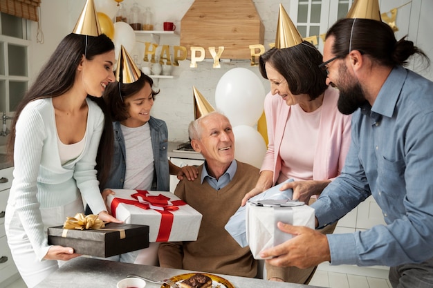 Gente feliz de tiro medio con regalos