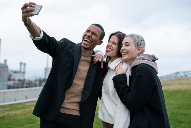 Gente feliz de tiro medio tomando selfie