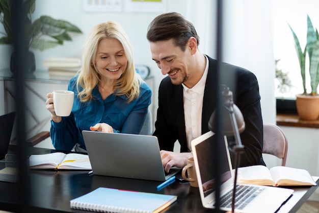 Gente feliz de tiro medio trabajando juntos