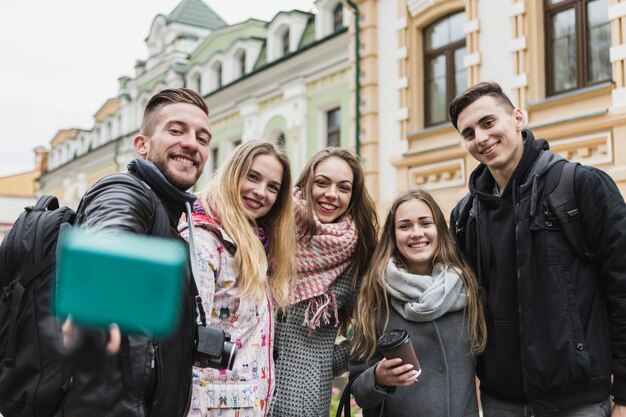 Gente feliz tomando selfie en la calle