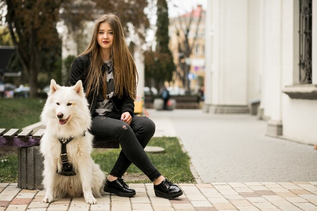 Gente femenina perro caminando persona