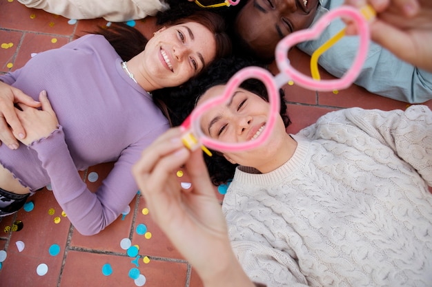 Gente de fiesta con confeti de cerca