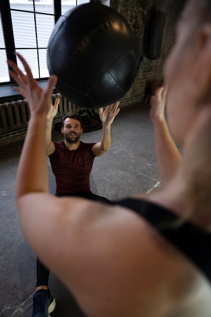 Gente en forma entrenando junto con pelota de gimnasia