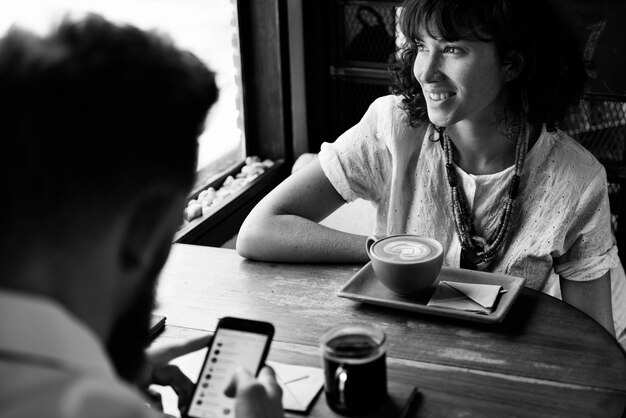 La gente frecuenta juntos en la cafetería