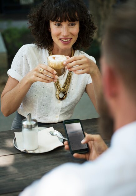 La gente frecuenta juntos en la cafetería