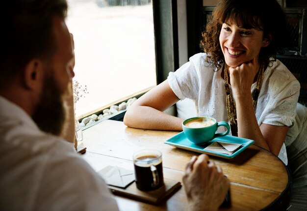 La gente frecuenta juntos en la cafetería