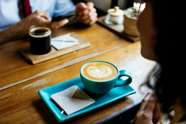 La gente frecuenta juntos en la cafetería