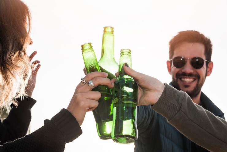 Foto gratuito la gente golpea botellas de cerveza