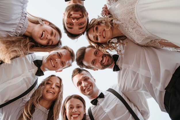 Gente guapa celebrando una boda en la playa