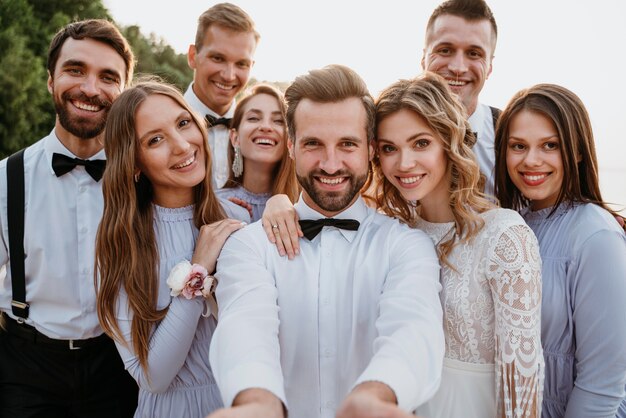 Gente guapa celebrando una boda en la playa