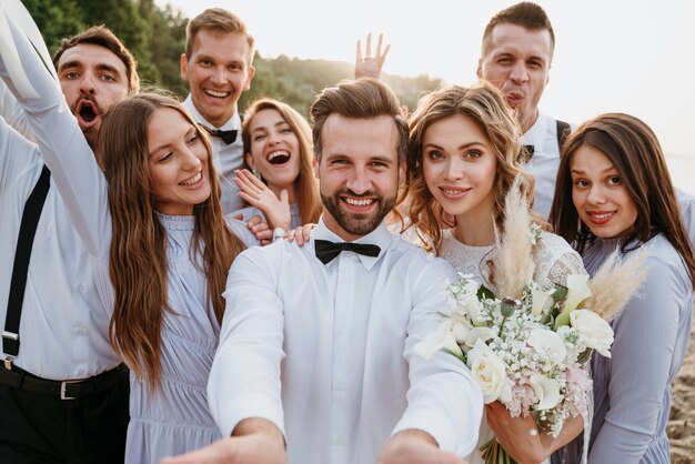 Gente guapa celebrando una boda en la playa