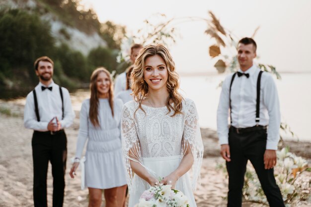 Gente guapa celebrando una boda en la playa