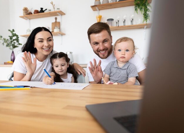 Gente guapa teniendo una videollamada con su familia en casa