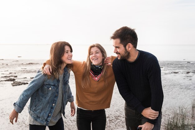 Gente hablando y riendo a la orilla del mar