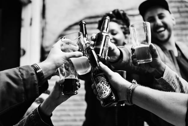 Gente haciendo un brindis con cervezas