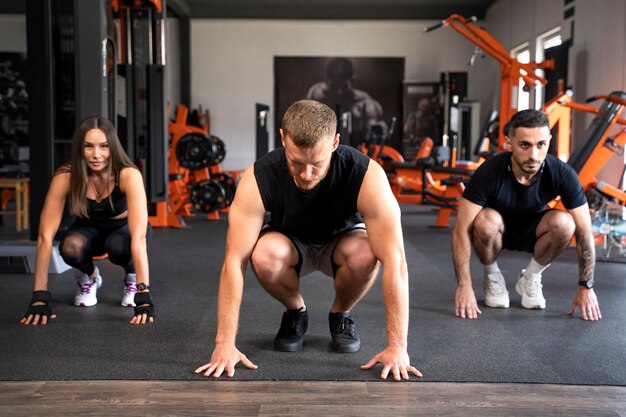 Gente haciendo burpees juntos tiro completo