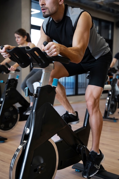 Gente haciendo ciclismo indoor