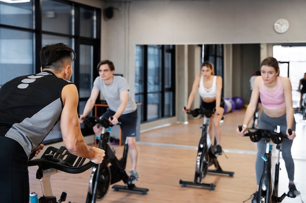 Gente haciendo ciclismo indoor