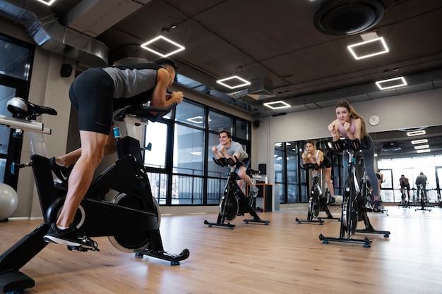 Gente haciendo ciclismo indoor