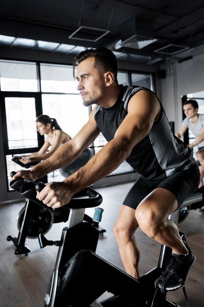 Gente haciendo ciclismo indoor