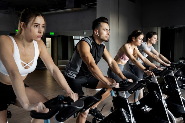 Foto gratuita gente haciendo ciclismo indoor