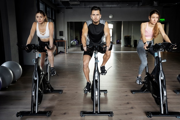 Gente haciendo ciclismo indoor