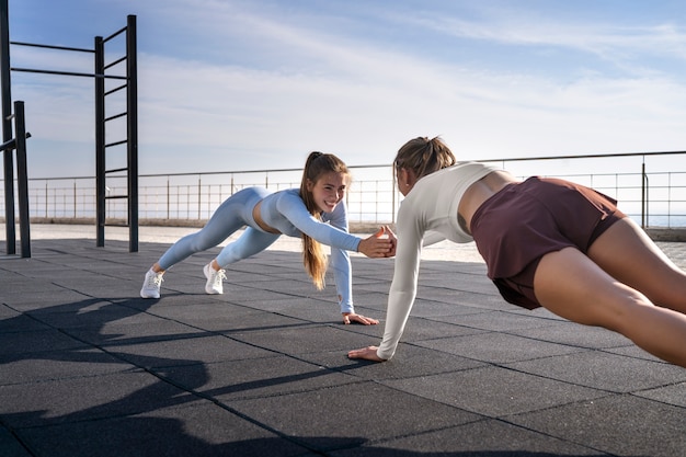 Foto gratuita gente haciendo entrenamiento al aire libre