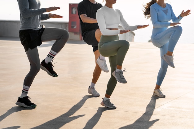 Foto gratuita gente haciendo entrenamiento al aire libre