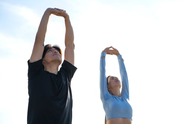 Gente haciendo entrenamiento al aire libre