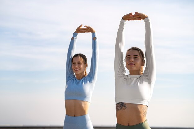 Gente haciendo entrenamiento al aire libre