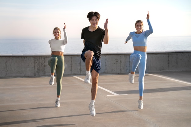 Gente haciendo entrenamiento al aire libre