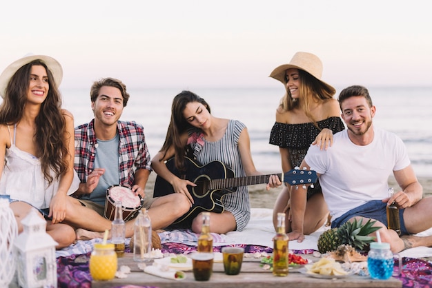 Foto gratuita gente haciendo una fiesta de playa