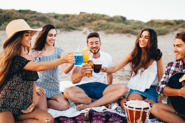 Gente haciendo una fiesta de playa