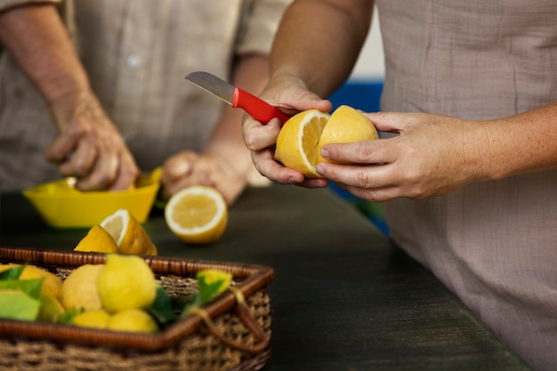 Gente haciendo limonada en el campo.