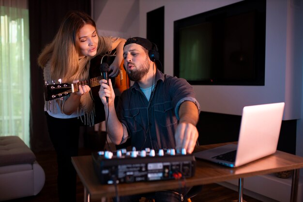 Gente haciendo música juntos vista frontal