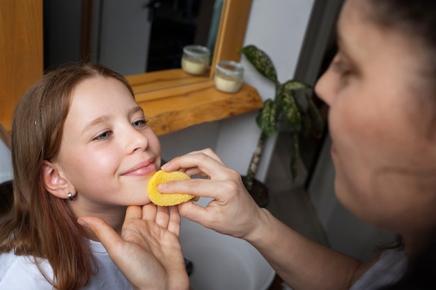 Gente haciendo rutina de cuidado facial.