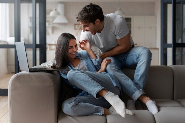 Gente haciéndose cosquillas